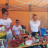 Na biwakowiczów czekają sałatki, ciasto i pieczyste z grilla. 