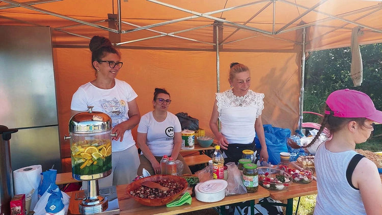 Na biwakowiczów czekają sałatki, ciasto i pieczyste z grilla. 