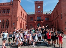 Grupa kolonistów przed kołobrzeskim ratuszem. 