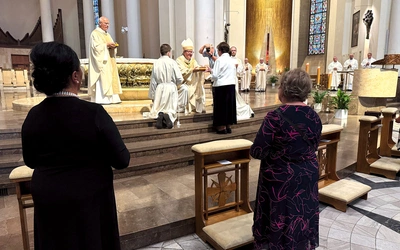 Wdowy otrzymały od bp. Adama krzyż i brewiarz.