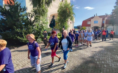 Pielgrzymka jest jak Kościół w drodze – każdy z uczestników niesie inny ciężar w sercu.