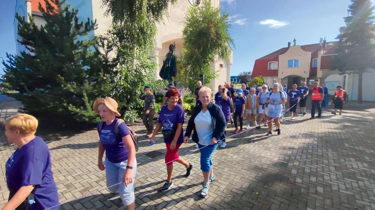 Pielgrzymka jest jak Kościół w drodze – każdy z uczestników niesie inny ciężar w sercu.