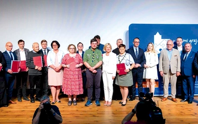 Wśród beneficjentów są zarówno włodarze miast i gmin, jak i przedstawiciele stowarzyszeń, księża i harcerze.