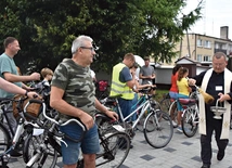 Przed wyruszeniem w drogę proboszcz poświęcił jednoślady. 