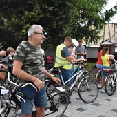 Przed wyruszeniem w drogę proboszcz poświęcił jednoślady. 