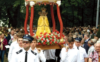 Łaskami słynąca figurka tylko raz w roku wynoszona jest z bazyliki. 