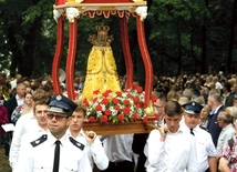 Łaskami słynąca figurka tylko raz w roku wynoszona jest z bazyliki. 