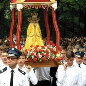 Łaskami słynąca figurka tylko raz w roku wynoszona jest z bazyliki. 
