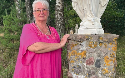 Kapliczka Matki Bożej, wotum wdzięczności pani Ireny za opiekę Maryi. – Chciałabym, aby nasi parafianie poznali życie „naszej” katarzynki – mówi.