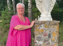 Kapliczka Matki Bożej, wotum wdzięczności pani Ireny za opiekę Maryi. – Chciałabym, aby nasi parafianie poznali życie „naszej” katarzynki – mówi.