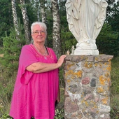 Kapliczka Matki Bożej, wotum wdzięczności pani Ireny za opiekę Maryi. – Chciałabym, aby nasi parafianie poznali życie „naszej” katarzynki – mówi.