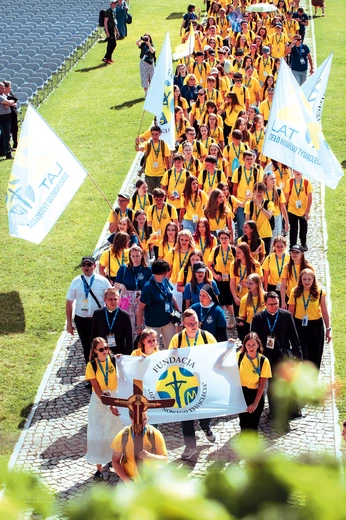 Uroczyste wejście na Jasną Górę w dniu jubileuszu. Kolumnę prowadzili nasi diecezjanie.