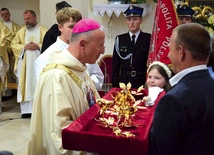 Wierni w darze dla patronki przynieśli złotą różę.