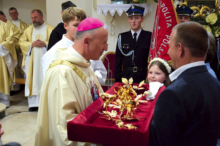 Wierni w darze dla patronki przynieśli złotą różę.