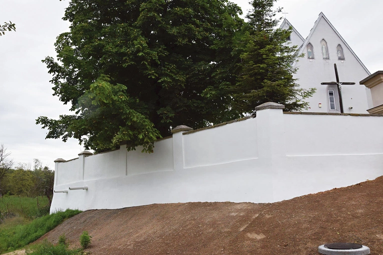 Odnowiony  mur przy kościele w Chybicach.