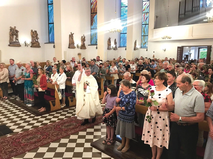 Kwiaty pobłogosławił ks. Marek  Fituch.