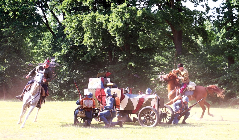 Rekonstrukcja historyczna przybliżała epizody  z wojny polsko- -bolszewickiej, w której uczestniczyły pojazdy pancerne Fordy FTB. 