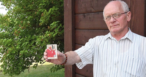 Tadeusz Więsik w portfelu nosi obrazek ze św. Janem Pawłem II, do którego nie mógł dojść w dniu przemiany, jaka się w nim dokonała. Przez lata picia nie chodził do kościoła, ale gdy mijał kapliczkę czy krzyż, unosił czapkę i odmawiał pozdrowienie ministrantów, które znał z dzieciństwa: „Króluj nam, Chryste!”.