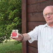 Tadeusz Więsik w portfelu nosi obrazek ze św. Janem Pawłem II, do którego nie mógł dojść w dniu przemiany, jaka się w nim dokonała. Przez lata picia nie chodził do kościoła, ale gdy mijał kapliczkę czy krzyż, unosił czapkę i odmawiał pozdrowienie ministrantów, które znał z dzieciństwa: „Króluj nam, Chryste!”.