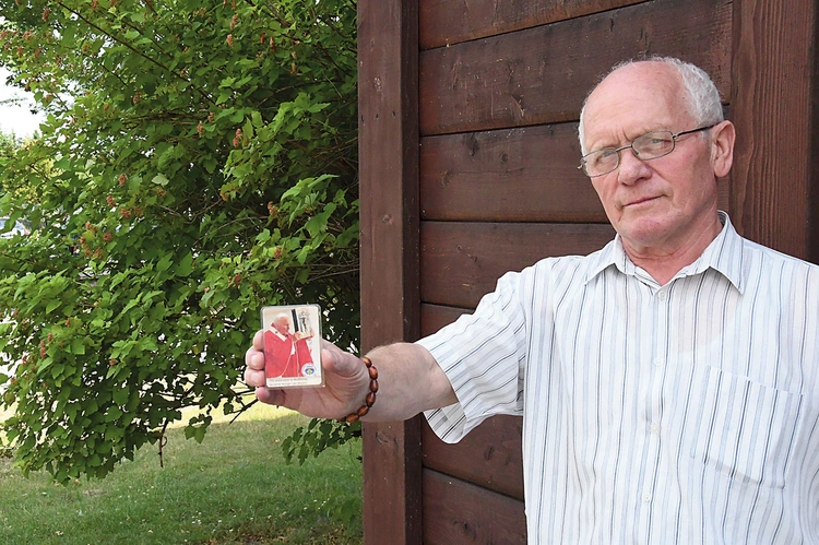 Tadeusz Więsik w portfelu nosi obrazek ze św. Janem Pawłem II, do którego nie mógł dojść w dniu przemiany, jaka się w nim dokonała. Przez lata picia nie chodził do kościoła, ale gdy mijał kapliczkę czy krzyż, unosił czapkę i odmawiał pozdrowienie ministrantów, które znał z dzieciństwa: „Króluj nam, Chryste!”.