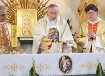 Mszy św. przewodniczył bp Andrzej Jeż. Z prawej proboszcz ks. Piotr Machnik. Na obrusie medalion z wizerunkiem patronki znany ze starej, spalonej 300 lat temu świątyni.