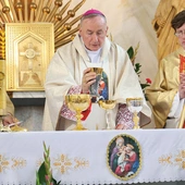 Mszy św. przewodniczył bp Andrzej Jeż. Z prawej proboszcz ks. Piotr Machnik. Na obrusie medalion z wizerunkiem patronki znany ze starej, spalonej 300 lat temu świątyni.