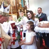 Uroczystościom przewodniczył biskup tarnowski Andrzej Jeż, którego powitała delegacja parafian, a w niej burmistrz Agnieszka Machnik i Marian Dziekan, długoletni sołtys wsi (z prawej).