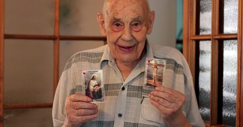 Mimo podeszłego wieku świetnie sobie radzi. Jedną z motywacji jest codzienna modlitwa. 