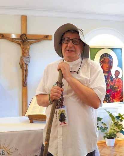 Franciszkanin zabiera z sobą relikwie św. Peregryna, patrona chorych onkologicznie.