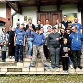 Co roku obóz wygląda podobnie. Gimnastyka, modlitwa i śniadanie, a po nim kawa na schodach przy wejściu do kaplicy. Potem pierwsza część zajęć związanych z tematem dnia, spacer, obiad i odpoczynek. Później koronka, popołudniowa kawa i druga część zajęć. W końcu Msza, kolacja, zabawa i modlitwa wieczorna.