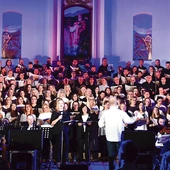 Zwieńczeniem jest uroczysty koncert uwielbienia z udziałem chóru uczestników oraz zaproszonych muzyków zielonogórskiej i gorzowskiej filharmonii. Link do zapisów: profil FB – Zielonogórskie warsztaty liturgiczno-muzyczne.