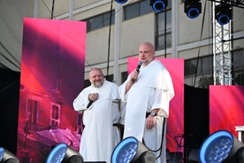 „Poproś Jezusa, by wszedł do Twego grobu” – ojcowie Szustak i Nowak w Casa Polonia