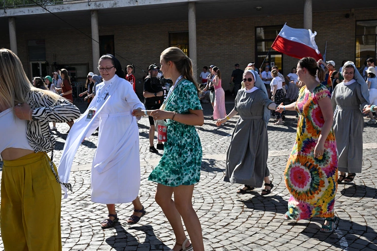 Tańce i śpiewy na ulicach i w metrze, wybuchy entuzjazmu i modlące się grupy. Rzymianie powtarzają, że Wieczne Miasto odmłodniało