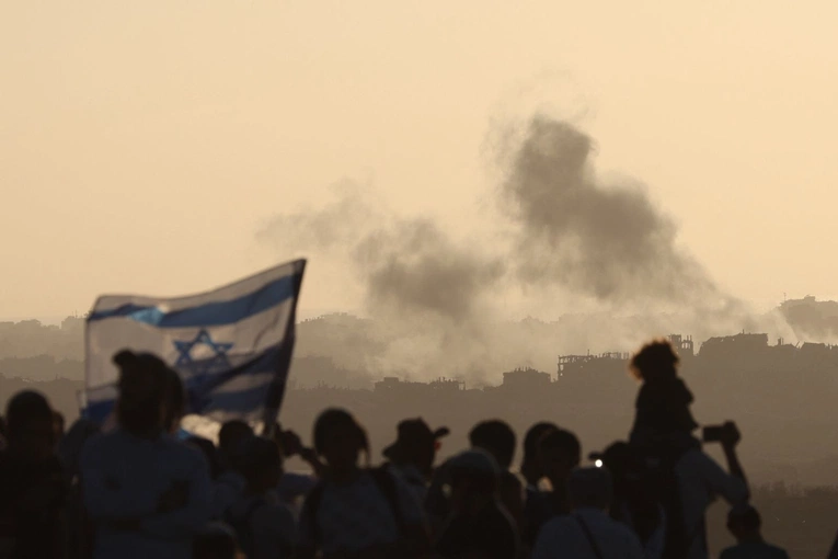 Dymy nad Gazą po izraelskim nalocie, 30 lipca 2025