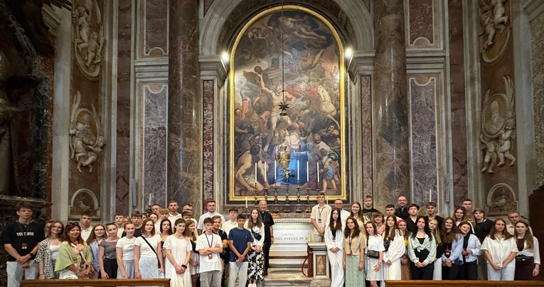 Pielgrzymi po Mszy św. sprawowanej przy grobie św. Jana Pawła II.