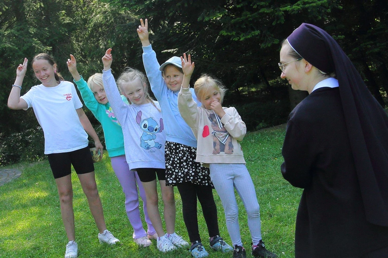 Podchody, plecak pielgrzyma i koronka