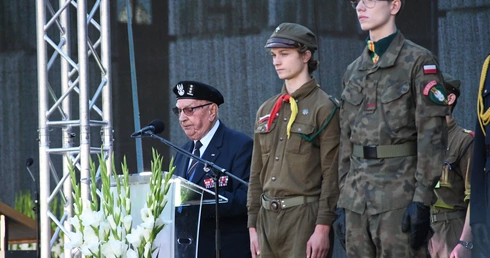 Msza św. i apel poległych na pl. Krasińskich