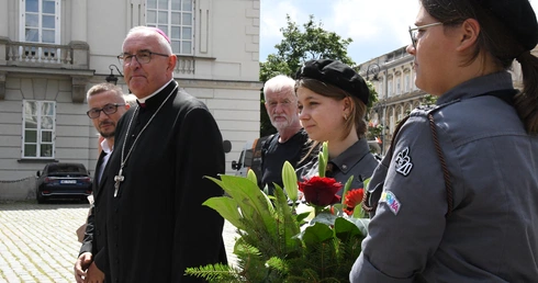 Modlitwa przed pomnikiem Prymasa Tysiąclecia