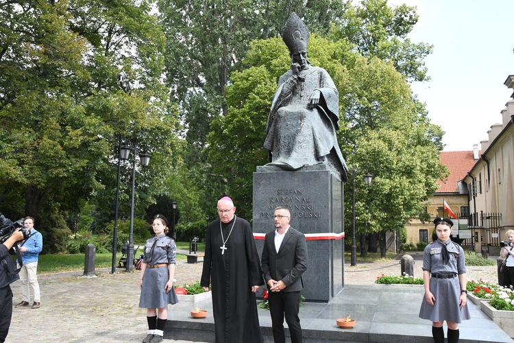 Modlitwa przed pomnikiem Prymasa Tysiąclecia