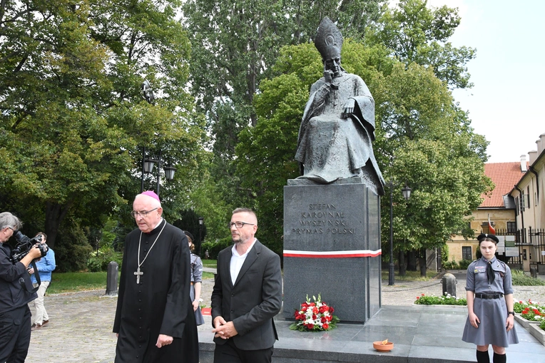 Modlitwa przed pomnikiem Prymasa Tysiąclecia