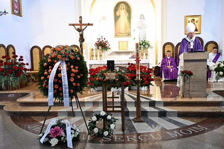 Abp Galbas przewodniczył Mszy pogrzebowej bezdomnego zamordowanego przez księdza z Przypek