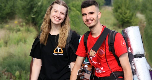 Wezmą ślub podczas pieszej pielgrzymki na Jasną Górę! Skąd u nich ten pomysł? [WYWIAD]
