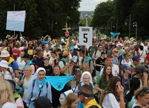 41 tys. kroków dziennie na Jasną Górę. W Polsce trwa szczyt sezonu pielgrzymkowego