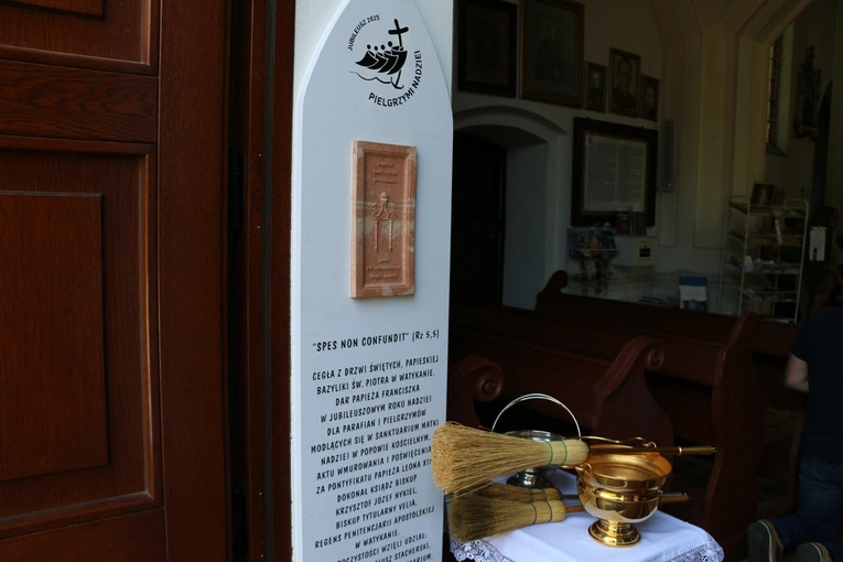 Popowo Kościelne. Poświęcenie cegły z Dzrwi Świętych bazyliki św. Piotra w Watykanie