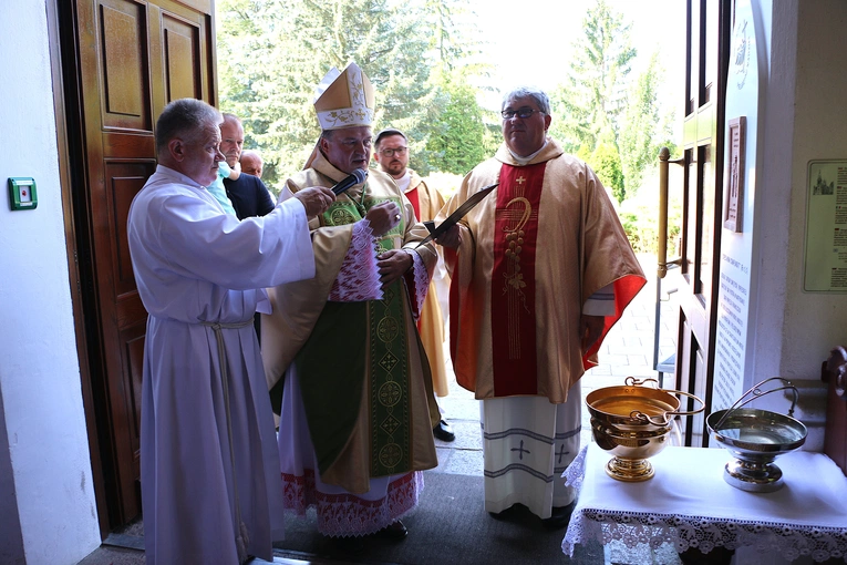 Popowo Kościelne. Poświęcenie cegły z Dzrwi Świętych bazyliki św. Piotra w Watykanie
