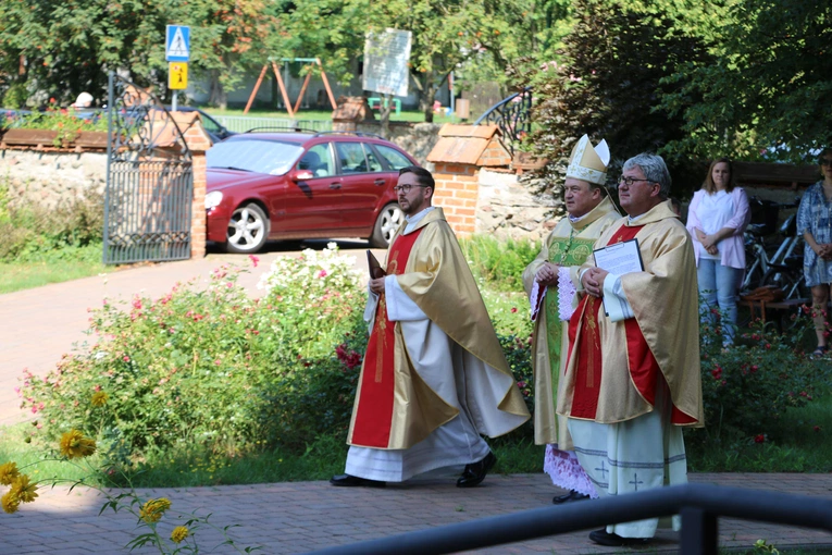 Popowo Kościelne. Poświęcenie cegły z Dzrwi Świętych bazyliki św. Piotra w Watykanie
