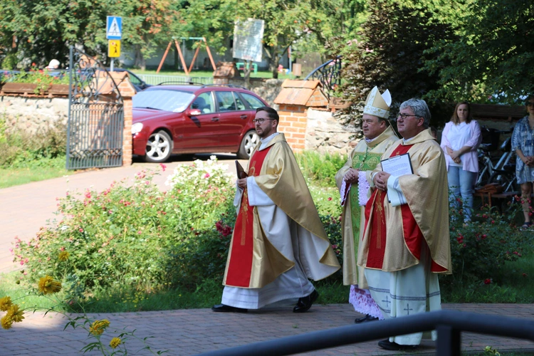 Popowo Kościelne. Poświęcenie cegły z Dzrwi Świętych bazyliki św. Piotra w Watykanie