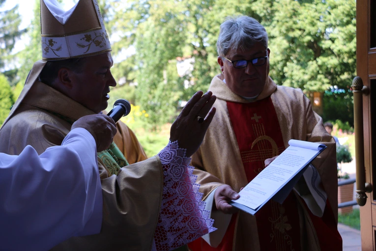 Popowo Kościelne. Poświęcenie cegły z Dzrwi Świętych bazyliki św. Piotra w Watykanie