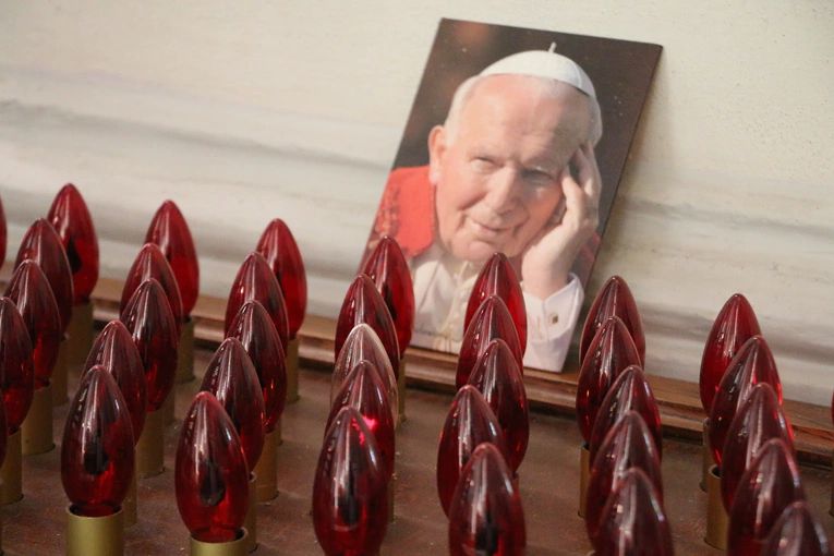 Popowo Kościelne. Poświęcenie cegły z Dzrwi Świętych bazyliki św. Piotra w Watykanie