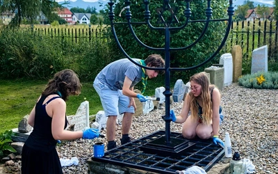 Czarny Dunajec, Podwilk. Młodzi Francuzi sprzątają cmentarze żydowskie